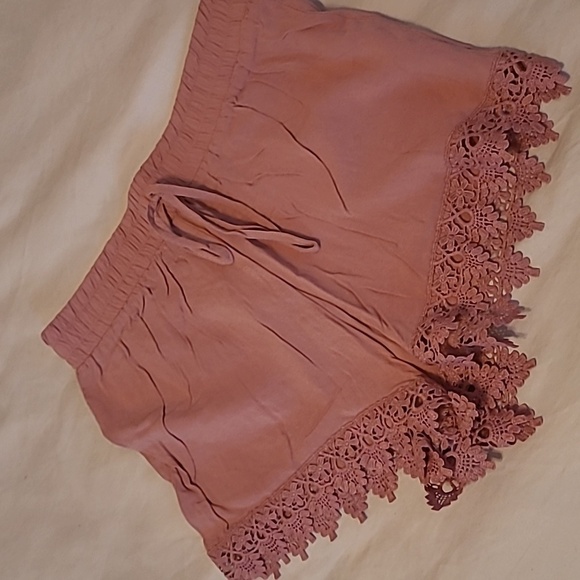 Pants - 🔶️5 for $30🔶️  Lace trim shorts